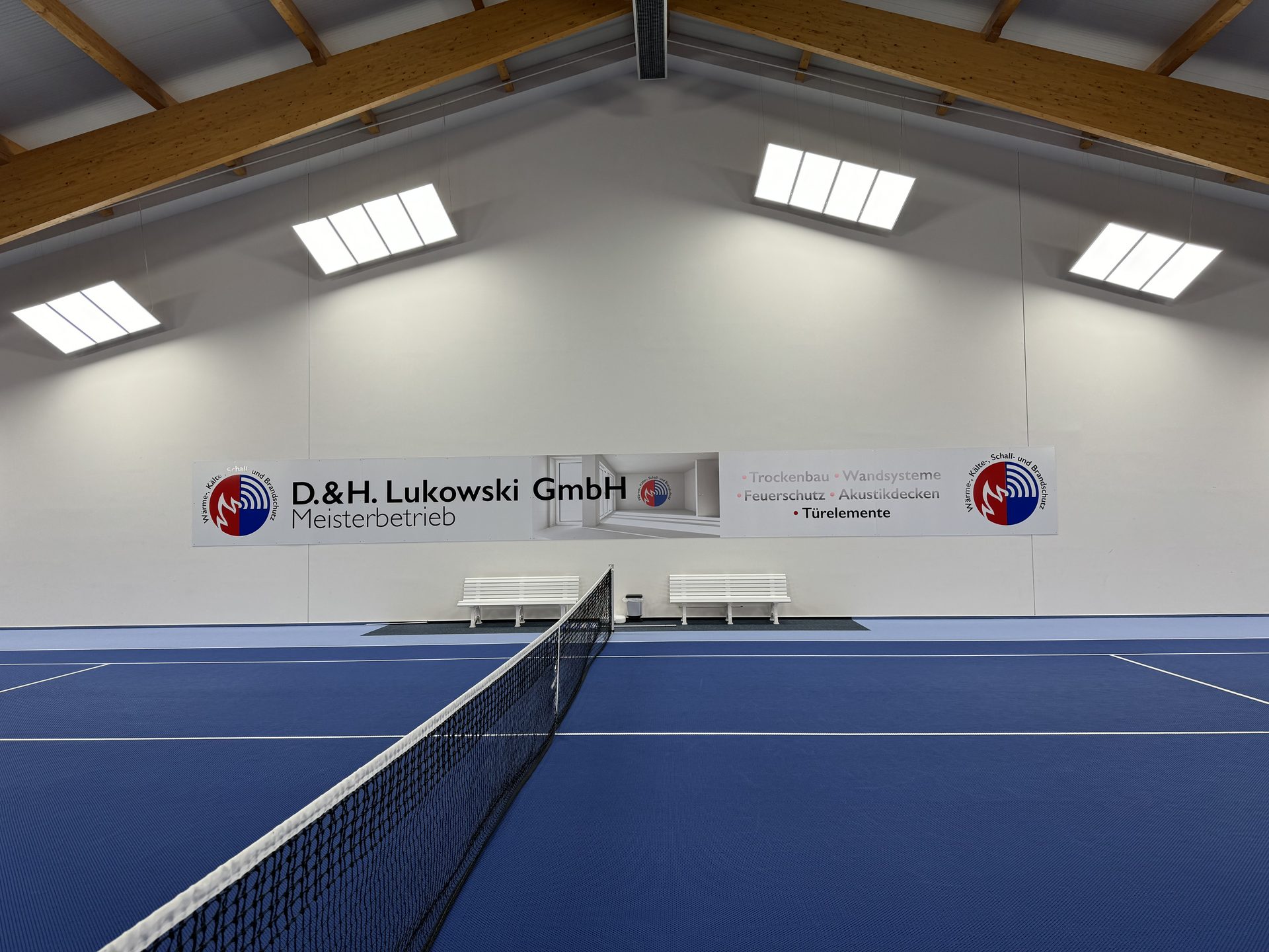 Ausgebautes Hallenprojekt mit Wand- und Deckensystemen der D. & H. Lukowski GmbH