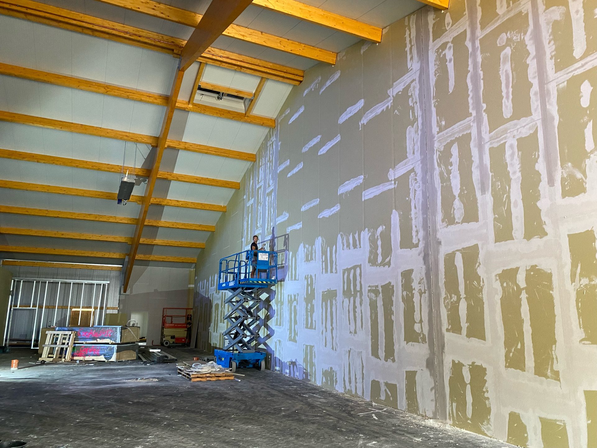 Referenzprojekt im Innenausbau mit großflächigem Wandsystem