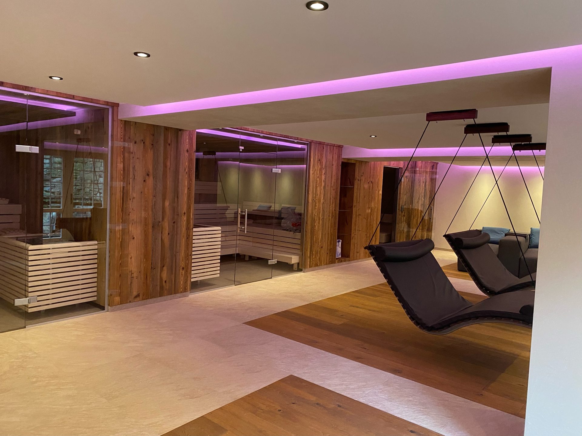 Modern ausgebauter Innenraum mit abgehängter Decke und indirekter Beleuchtung