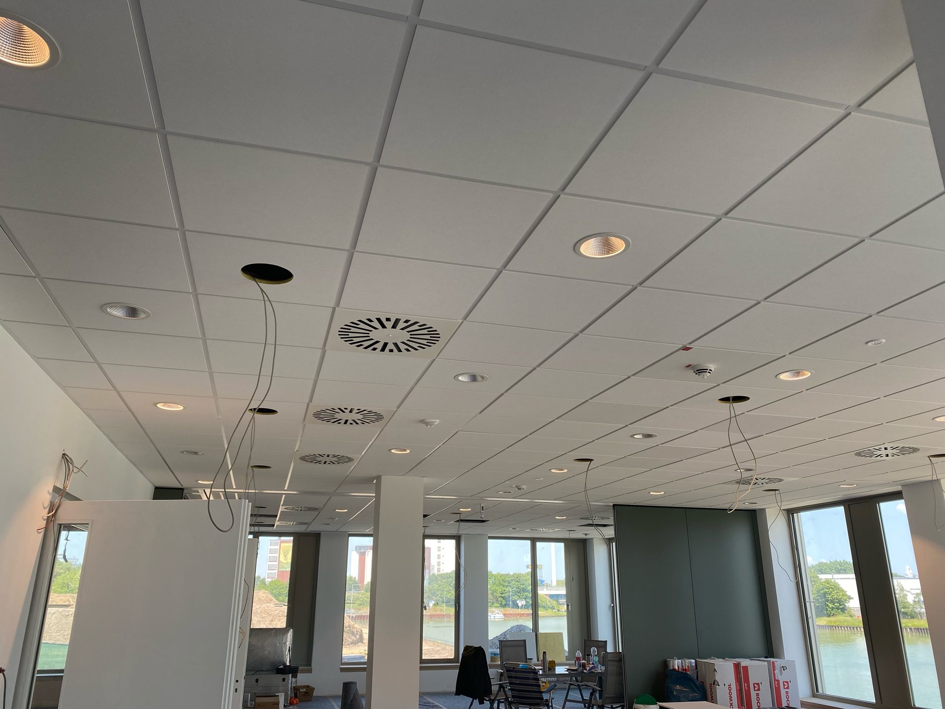 Referenzprojekt mit Rasterdecke und Innenausbau